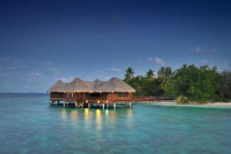 maldivi_bandos_island_vodna_vila-1