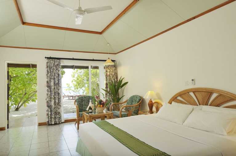 maldivi_sun_island_superior_standard_beach_bungalov_izhod