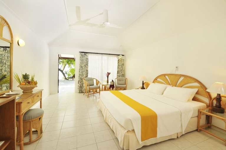 maldivi_holiday_island_superior_bungalov_na_plazi