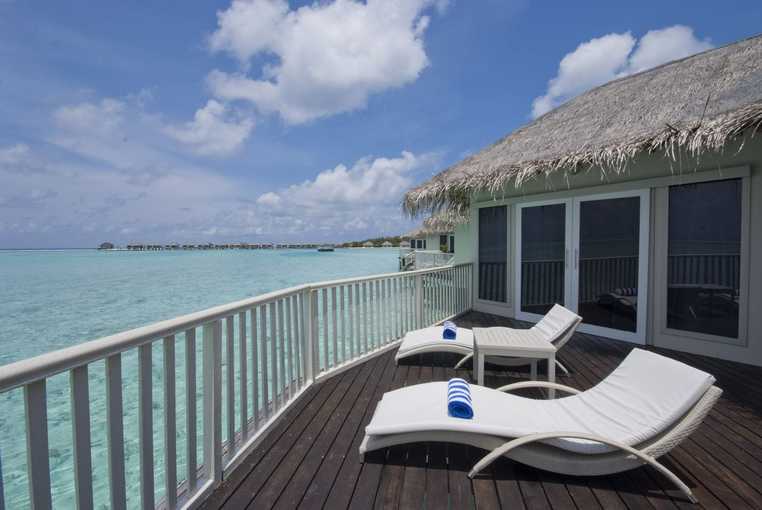 maldivi_chaaya_island_water_bungalov_terasa