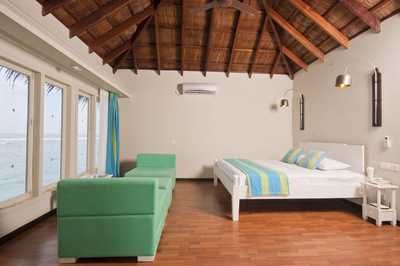 maldivi_chaaya_island_water_bungalov_postelja