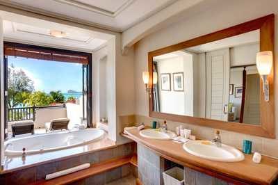 mauritius_lux_grand_gaube_junior_suite_kopalnica-1