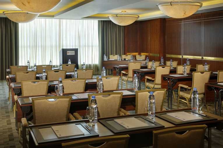 dubaj_hotel_ramada_jumeirah_konferencna_soba