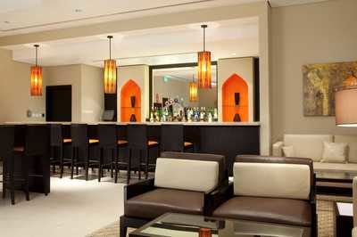 dubaj_holiday_inn_express_bar