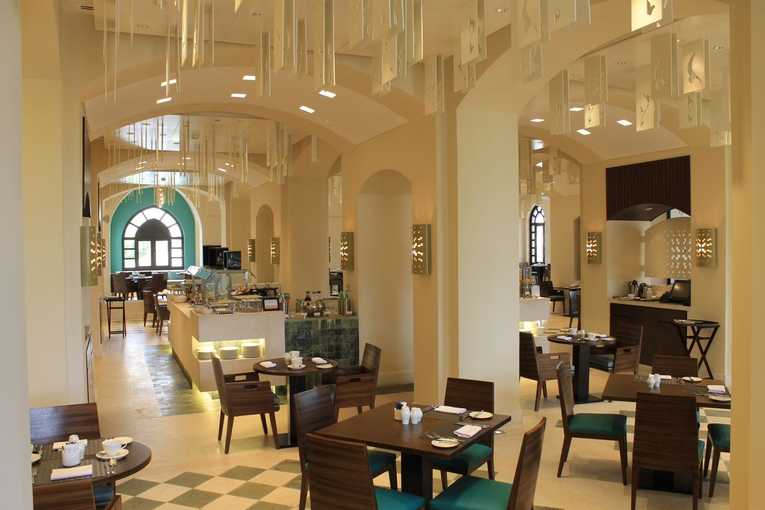 oman_salala_rotana_hotel_celodnevna_recepcija