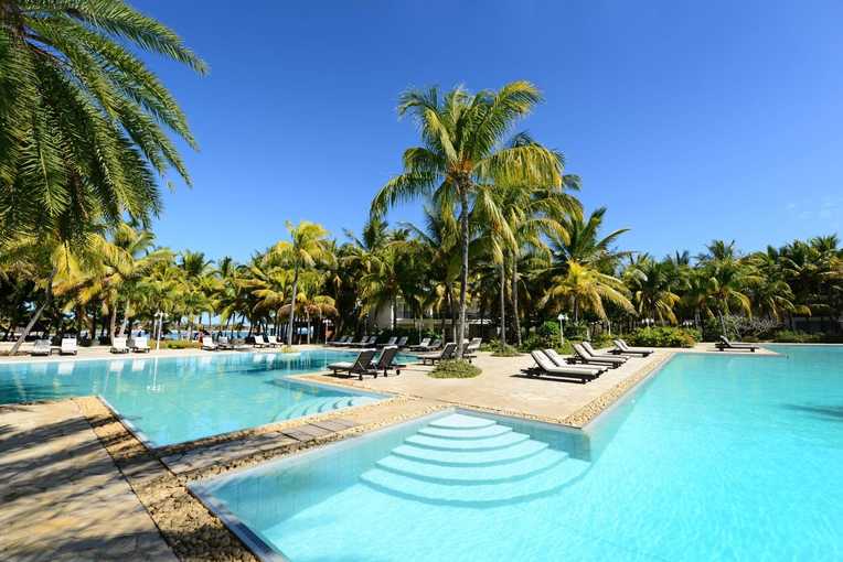 poroka_na_mauritiusu_ravenala_hotel_bazen