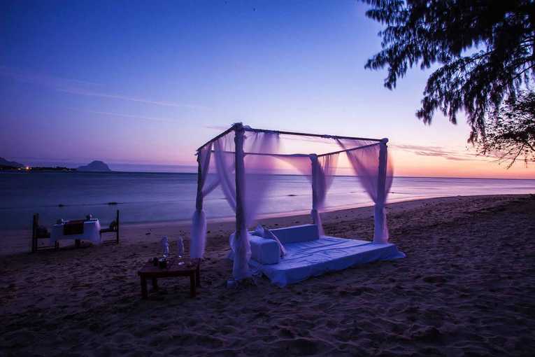poroka_na_mauritiusu_sands_resort_postavitev_vecerje_na_plazi