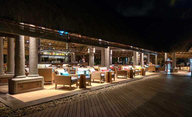 poroka_na_mauritiusu_sands_resort_bar_na_plazi